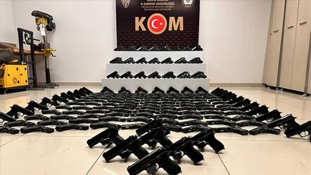 Uşak'ta yolcu otobüsünden çıkanlar 'pes' dedirtti! Şahsın valizinden 55 ruhsatsız silah çıktı - 3. Sayfa