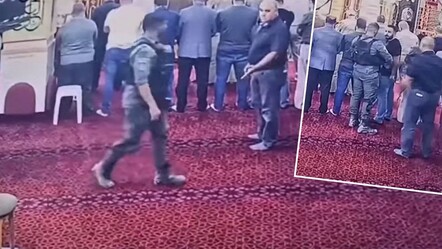 İsrail askerlerinden camide tahrik! Postallı alçaklık  - Dünya