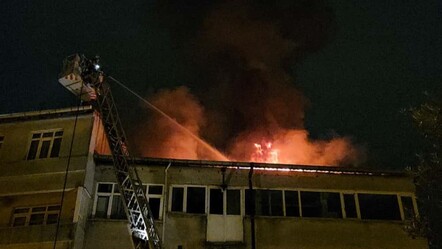 Beyoğlu'nda korkutan anlar! Geceyi alevler aydınlattı, vatandaşlar tahliye edildi - 3. Sayfa