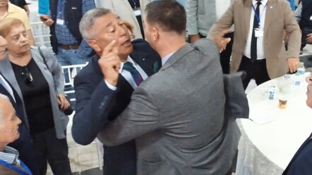 İyi Parti kongresinde gerginlik! Kürsüyü devirip birbirlerine girdiler - Politika