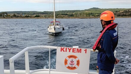 Çanakkale Boğazı'nda sürüklenen tekne kurtarıldı - Gündem