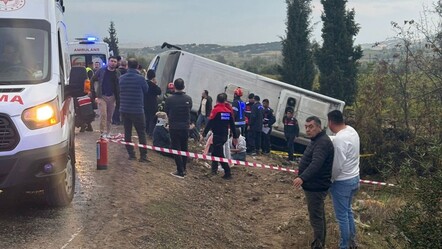 Tur midibüsü şarampole yuvarlandı! Denizli'deki kazada ölü ve yaralılar var  - 3. Sayfa