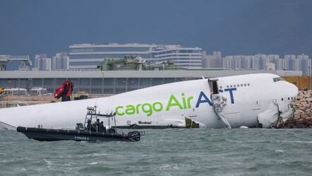 Hong Kong'da facia: Kargo uçağı inişte pistten çıkarak denize sürüklendi - Dünya