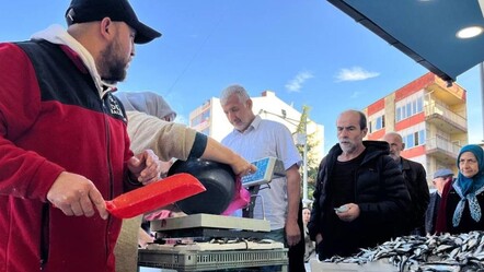 Hamsi 25 liraya düştü, vatandaşlar sıraya girdi! En fazla 2 kilo alabiliyorlar - Ekonomi