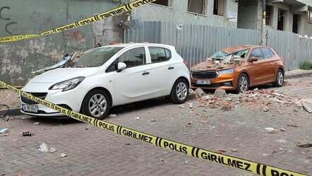 Bayrampaşa'da balkon çöktü! Araç park edenler bin pişman oldu - 3. Sayfa