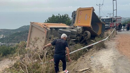 Freni boşalan kum yüklü kamyon dehşet saçtı: 1 ölü, 1 yaralı - 3. Sayfa