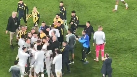 Kadıköy'de olay çıktı! Maç sonunda saha karıştı - Spor