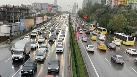 İstanbul trafiğine sağanak etkisi! Yoğunluk yüzde 87'ye ulaştı - Gündem