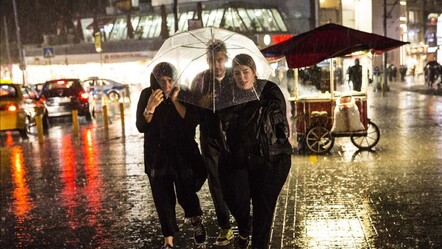 İstanbul'da beklenen yağış başladı! Meteoroloji uyardı, bu saatlere dikkat - Yaşam