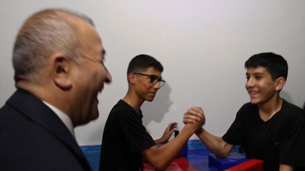 Öğrencinin bilek güreşi davetine Vali'den güldüren cevap: Karizmayı çizdirmeyelim - Yaşam