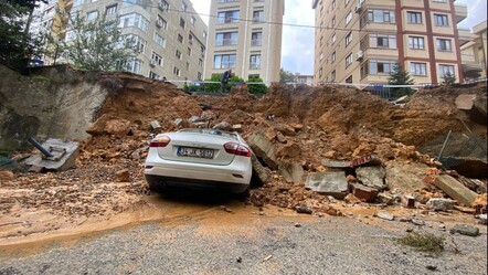 Gece yarısı korku dolu anlar! İstanbul'da istinat duvarı araçların üzerine çöktü - Gündem