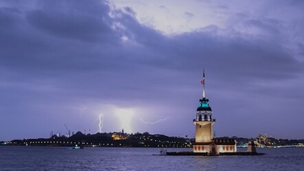 İstanbul'da kuvvetli sağanak! Geceyi şimşekler aydınlattı - Gündem