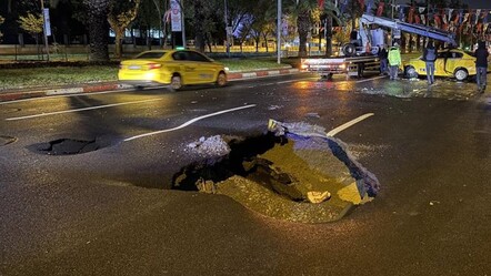 İstanbul'da sağanak etkisi! Vatan Caddesi'nde yol çöktü - Gündem