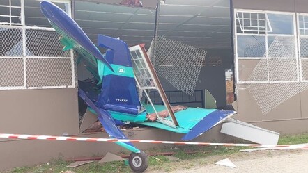 Güney Afrika’da okul binasına uçak çarptı - Dünya