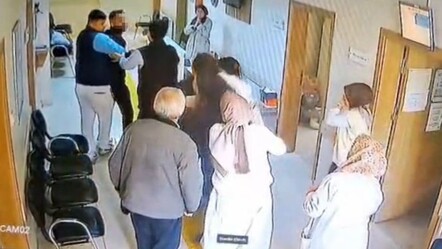 Kadın doktora saldırı! Boğazını sıkıp olay çıkardı - Gündem