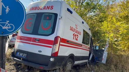 Hastaneye giden doktorun aracı ile hasta taşıyan ambulans çarpıştı: Yaralılar var - 3. Sayfa