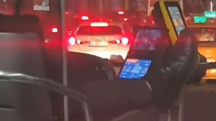 İstanbul'da akılalmaz görüntü! İETT şoförü ayağını uzatarak araç kullandı - Gündem