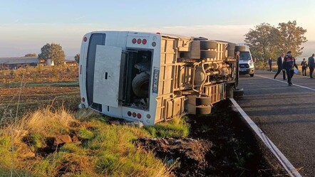 Uşak'ta tarım işçilerini taşıyan midibüs devrildi: 23 kişi yaralandı - 3. Sayfa
