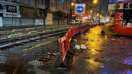 İstanbul'da tramvay seferlerini aksatan kaza! Otomobil raylarda sıkıştı... - 3. Sayfa