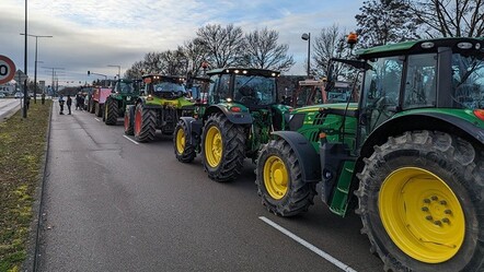 15 günlük yasak kıvılcımı yaktı! Çiftçiler, devlet binalarının önüne gübre döktü - Dünya