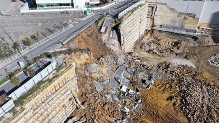 Ümraniye'de istinat duvarı yıkıldı, yol çöktü - Gündem