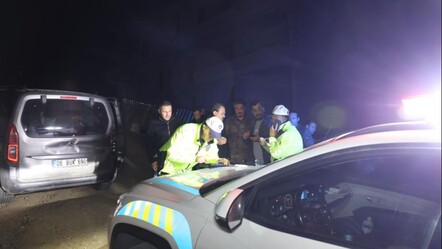 'Dur' ihtarına uymadı ortalığı birbirine kattı! Yetmedi polisi tehdit etti: Savcı abimi arayım mı? - 3. Sayfa