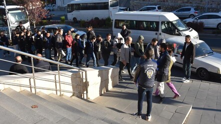 Öğretmen olmaya gitti, çete lideri çıktı! 19 ilde 200 kişi hedef alındı... - 3. Sayfa