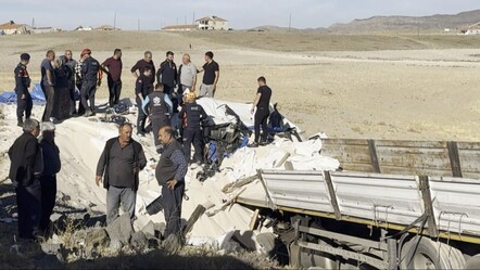 Tır şarampole devrildi, sürücü kum yığınının altında can verdi - 3. Sayfa