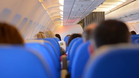 Uçakta ani irtifa kaybı yaşandı, yolcular hastaneye kaldırıldı - Dünya