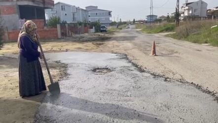 Belediye yolu onarmayınca vatandaş kendi yöntemiyle halletti! - Yaşam