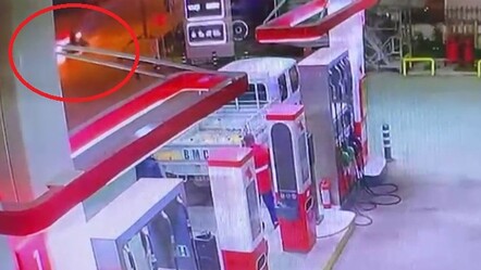 Korku dolu anlar! Araç alev alıp akaryakıt istasyonuna devrildi - 3. Sayfa