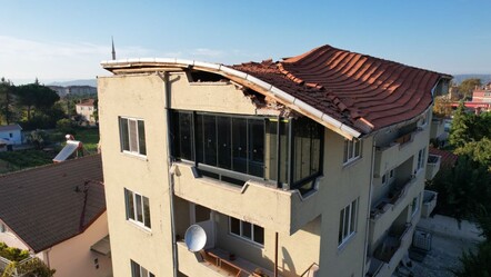 Sındırgı'da deprem! Bir binanın çatısı kısmen çöktü! - Gündem