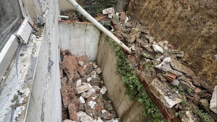 Arnavutköy'de binaların arasındaki duvar çöktü! İnsanlar tahliye edildi - 3. Sayfa