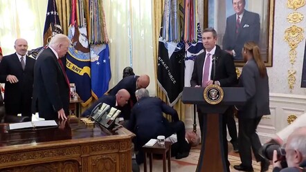 Beyaz Saray'da panik anları! Canlı yayın sırasında yere yığıldı - Dünya