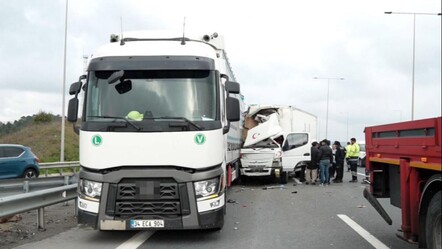 İstanbul'da korkunç kaza! Otoyolda geri gelen tır kamyoneti ezdi, ölü ve yaralı var - 3. Sayfa