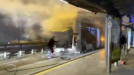 İstanbul'da metrobüs alev aldı! Seferler aksadı - Gündem