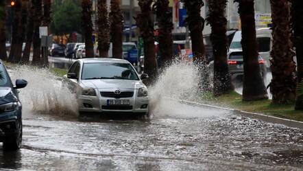 Antalya'da sağanak ve dolu! Caddeler gölü döndü, yolda kaldılar - Gündem