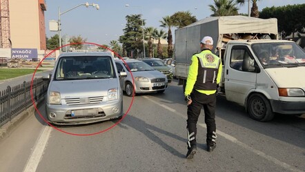 "Bana ceza yazmıyorlar" deyip aracını yola park etti! Dediğine pişman ettiler - Gündem