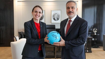 Diplomaside futbol jesti: Hakan Fidan’a Hagi'den imzalı top - Yaşam