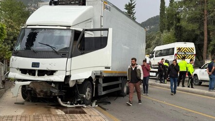 Fethiye'de feci kaza! Freni patlayan kamyon öğrenci servisine çarptı - 3. Sayfa