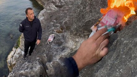 Suları çekilen Eğirdir Gölü'nden alevler yükseldi! Çakmağı yakınca fark etti - Yaşam