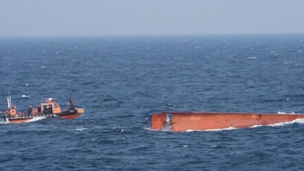 Balıkçı teknesiyle kargo gemisi çarpıştı! 8 kişi kayboldu, çok sayıda ölü var - Dünya