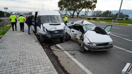 Balıkesir'de minibüs ile otomobil çarpıştı: Ölü ve yaralılar var - 3. Sayfa