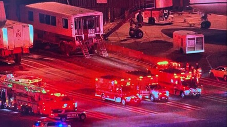 ABD'de havalimanında korkunç kaza! Yolcu taşıyan araç perona çarptı, çok sayıda yaralı var - Dünya