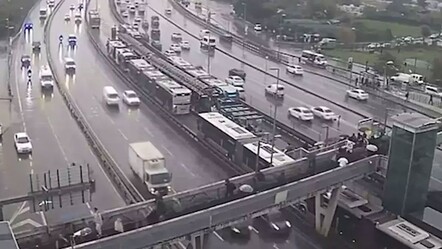 İstanbul'da metrobüs seferleri durma noktasına geldi! - Yaşam