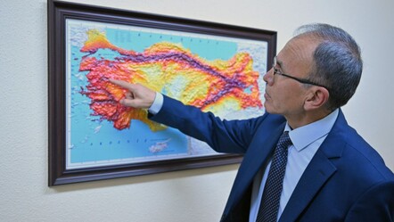 Sındırgı üç ayda 15 bin defa sarsıldı! Batıda 7-8 büyüklüğünde deprem olabilir  - Gündem