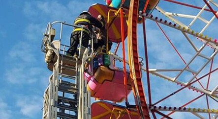 Elektrik kesilince dönme dolapta 1 saat mahsur kaldılar - gundem