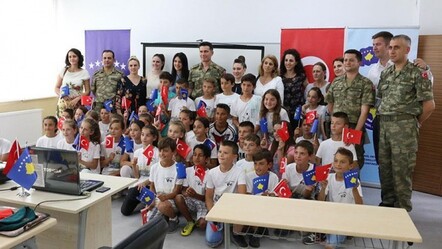 Türk askeri Kosova'da okul yeniledi - dunya