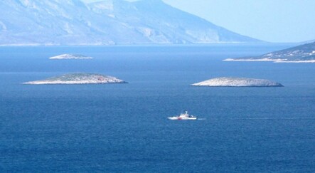 2 savaş gemisi bir sahil güvenlik botu Kardak’ta - dunya