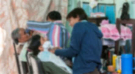 Kız kardeşler, babaları hastalanınca dört yıl erkek kılığında berberlik yaptı - dunya